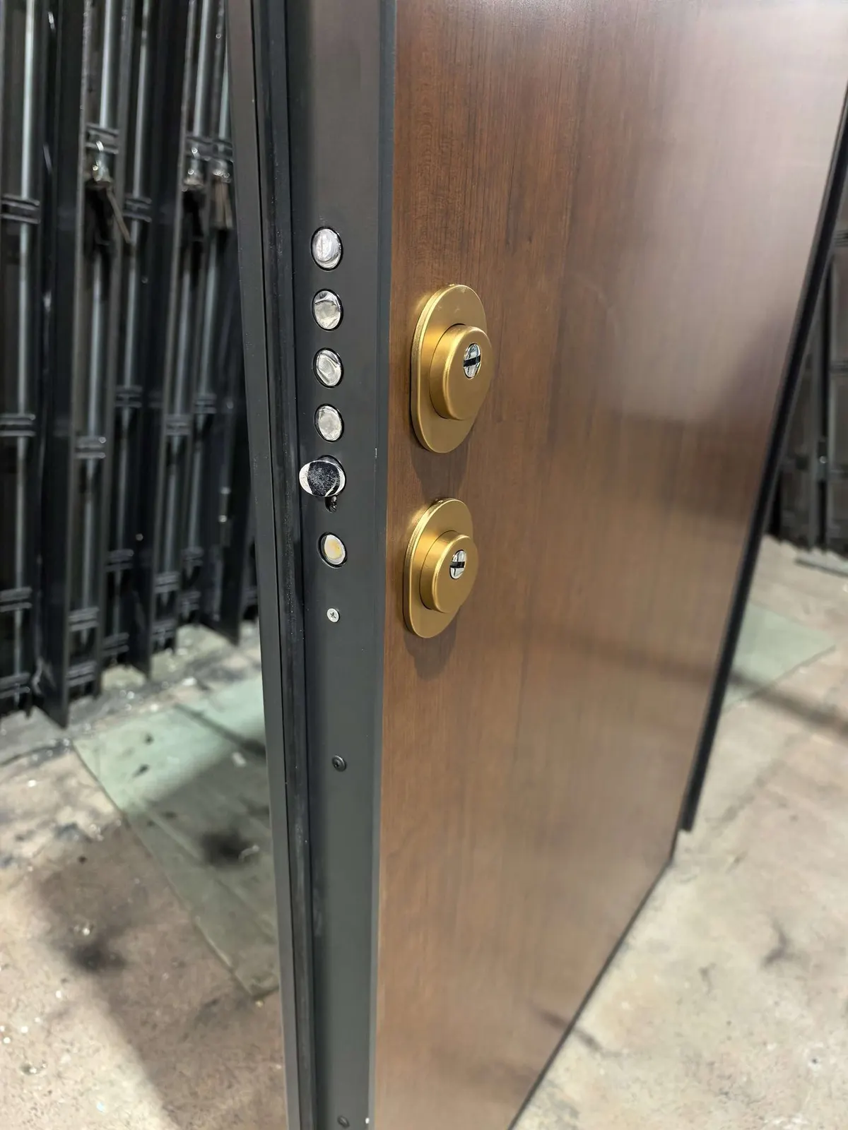 Detalle: Bulones y bisagras