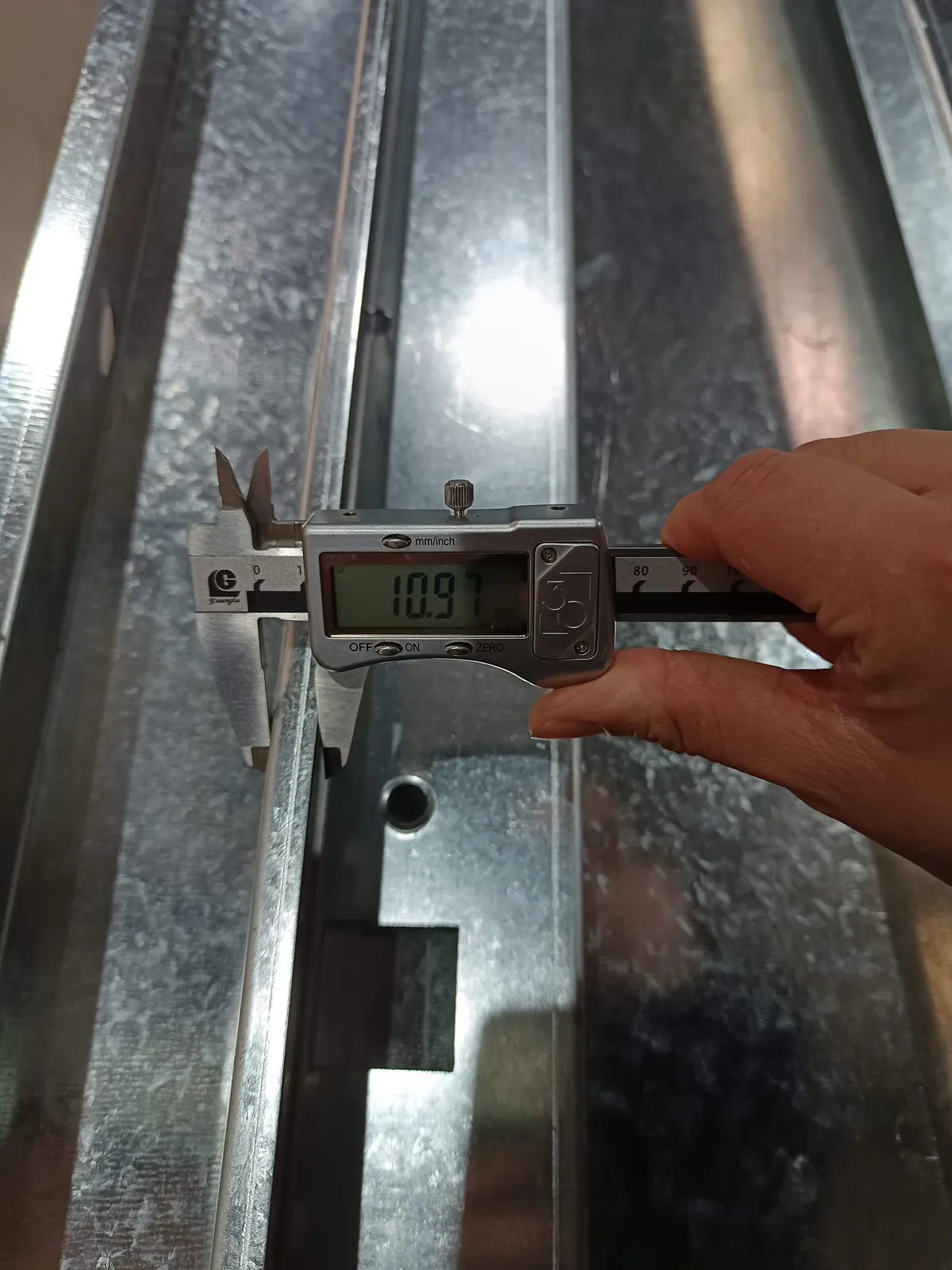 Control de medidas con calibre en el taller