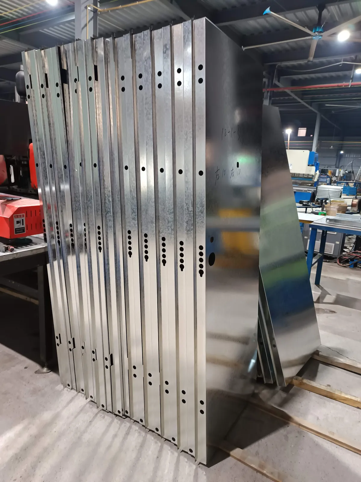 Cuerpos de puertas acorazadas apilados en el taller de AcoraDoor