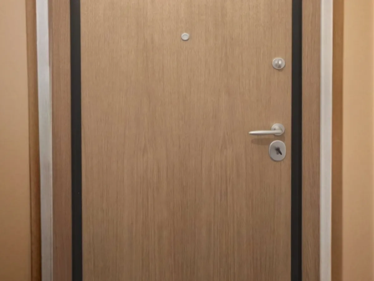 Puerta acorazada AcoraDoor instalada en una vivienda